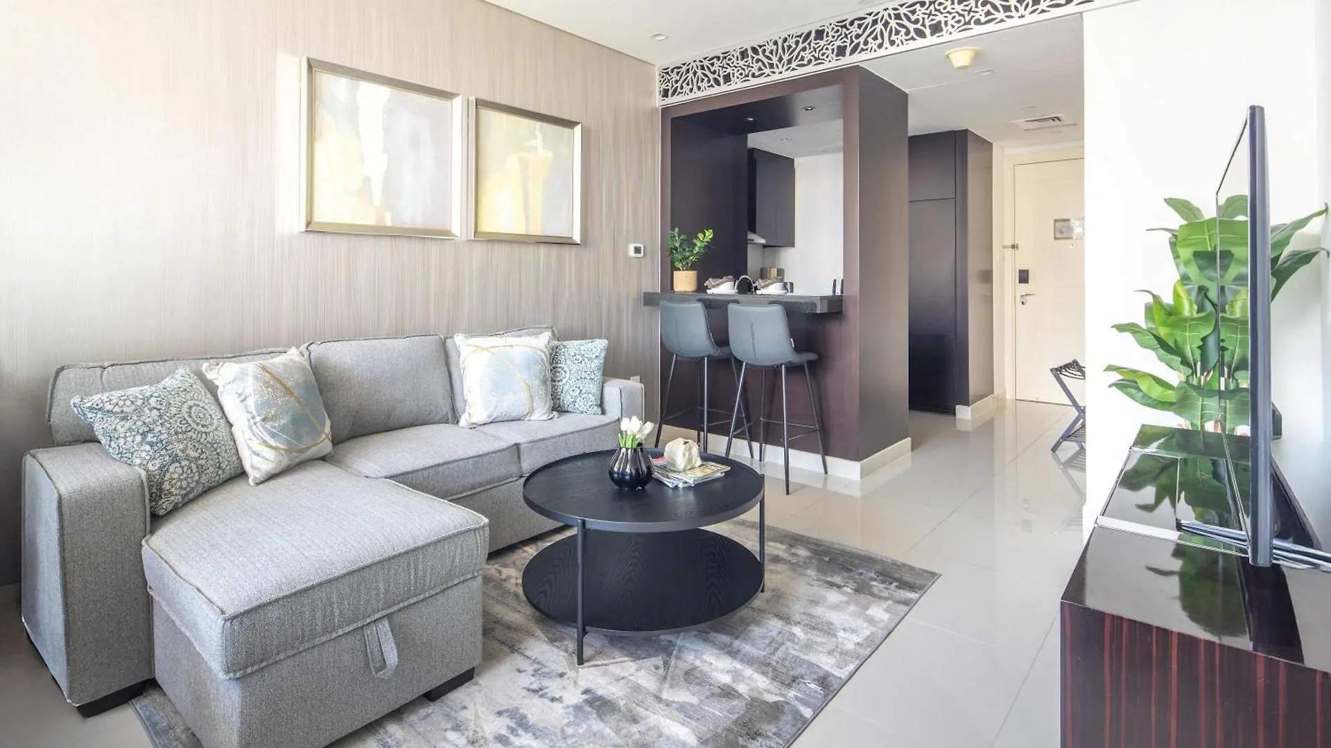 Frank Porter - Damac Distinction Dubai 0*,